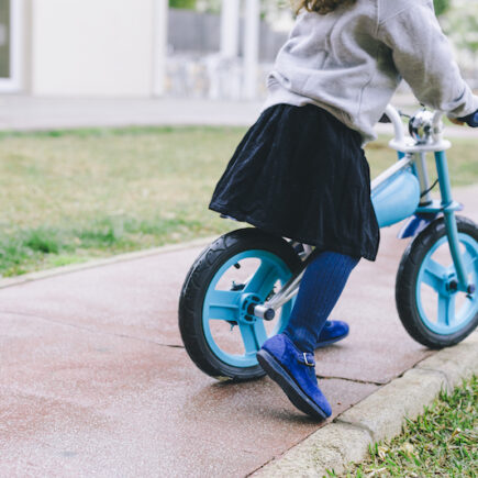 Barn på balanscykel